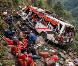 बैतडी–बझाङ सडकमा जन्ती बोकेको बस दुर्घटनाः हृदयविदारक क्षति