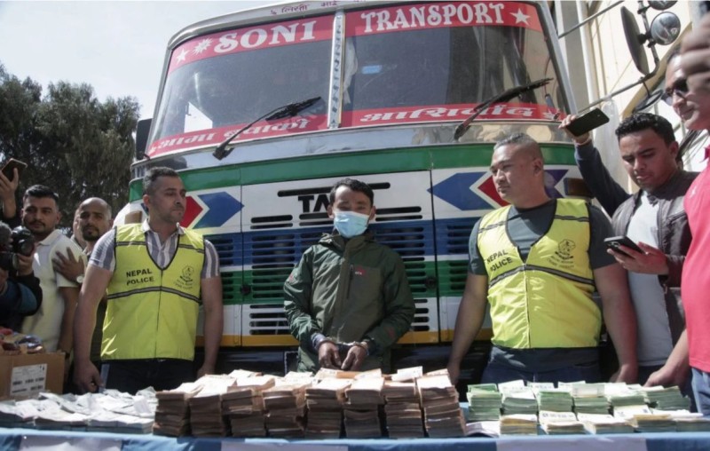 सुन तस्कर को अपराधी कुसाङ लामा फेरि २५ करोड पैसा ट्रक पक्राउ